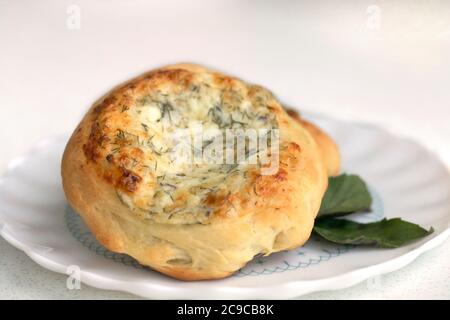 Fromages à tarte, quiche lorraine aux herbes. Tarte maison. Banque D'Images