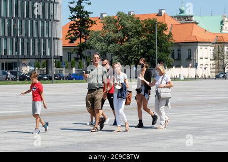 Varsovie, Pologne - jeudi 30 juillet 2020 - touristes dans le centre-ville, certains portant des masques faciaux autres pas - le nombre de nouveaux cas signalés aujourd'hui était de 615 le plus haut nombre jamais atteint d'infection quotidienne en Pologne alors que l'Europe s'inquiète d'une deuxième vague d'infections à coronavirus. Photo Steven May / Alamy Live News Banque D'Images