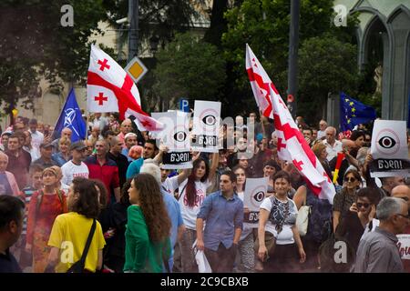 TBILISSI, GÉORGIE - 29 JUIN 2019 : manifestations géorgiennes devant le Parlement géorgien, également connu sous le nom de soirée de Gavrilov ou manifestations antigouvernementales i Banque D'Images