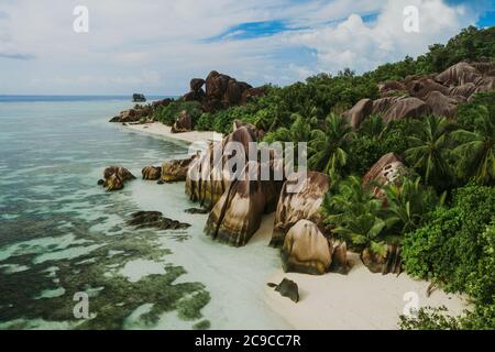 Île de la digue aux Seychelles. Plage d'argent avec pierre granitique, et jungle. Vue aérienne prise avec mavic2 Banque D'Images