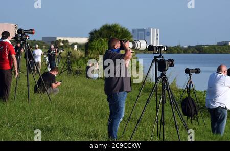 30 juillet 2020 - Cape Canaveral, Floride, États-Unis - les membres des médias se préparent à photographier le lancement d'une fusée Atlas V avec la persévérance de la NASA Mars rover à partir du PAD 41 à la station de l'aviation de Cape Canaveral le 30 juillet 2020 à Cape Canaveral, Floride. La mission Mars 2020 prévoit d'atterrir le rover persévérance sur la planète Rouge en février 2021, où il cherchera des signes de vie ancienne et recueillera des échantillons de roche et de sol pour un éventuel retour sur Terre. (Paul Hennessy/Alamy Live News) Banque D'Images