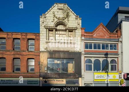 Des étages supérieurs de divers magasins sur Oldham Street, Manchester, Royaume-Uni. Construction avec différents styles et de différentes époques. Banque D'Images