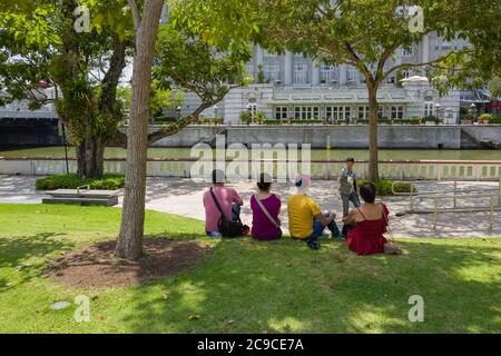 Prendre une photo sur les rives de la rivière Singapour, en face de l'hôtel Fullerton, à Singapour Banque D'Images