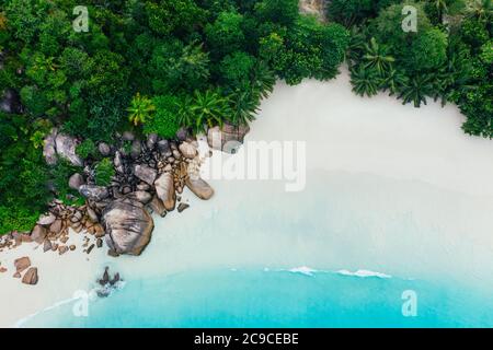 Belle île aux seychelles. La digue, plage de l'anse d'argent. L'eau coule, et les vagues mousse sur un paysage tropical Banque D'Images