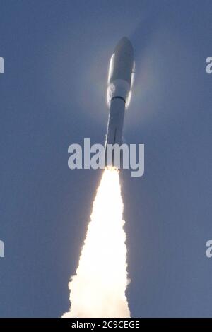 Cape Canaveral, États-Unis. 30 juillet 2020. Une fusée Atlas V de United Launch Alliance se lève à 7 h 50 du complexe 41 à la station de l'aviation de Cape Canaveral, en Floride, le jeudi 30 juillet 2020. À bord du véhicule se trouvent le Rover « persévérance » de la NASA et l'hélicoptère Mars « Ingenuity ». Les deux engins spatiaux sont destinés à Mars et devraient arriver à la planète Rouge en février 2021. Photo de Joe Marino/UPI crédit: UPI/Alay Live News Banque D'Images