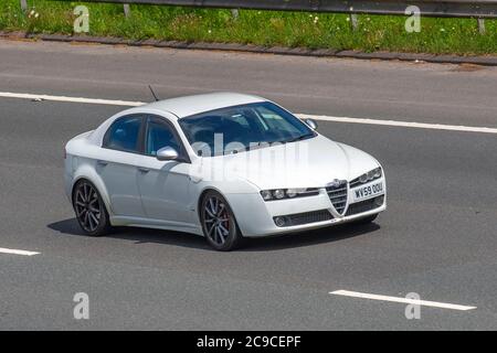 2009 blanc Alfa Romeo 159 TI 16V JTDM 170 ; véhicules routiers automobiles, véhicules routiers sur les routes britanniques, moteurs, véhicules routiers sur le réseau d'autoroutes M6. Banque D'Images