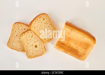 Coupe le pain sur fond blanc. Banque D'Images