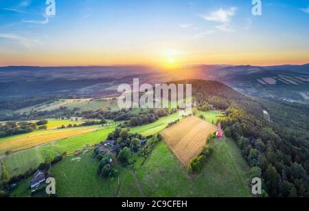 Vue aérienne de la montagne Sainte-Anne à Nowa Ruda, Pologne. Paysage des montagnes des Sudètes Banque D'Images