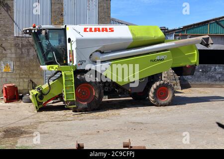Corps principal d'une moissonneuse-batteuse en attente de l'assemblage de sa partie frontale qui recueille et coupe la récolte avant de la traiter et de stocker les semences. Banque D'Images