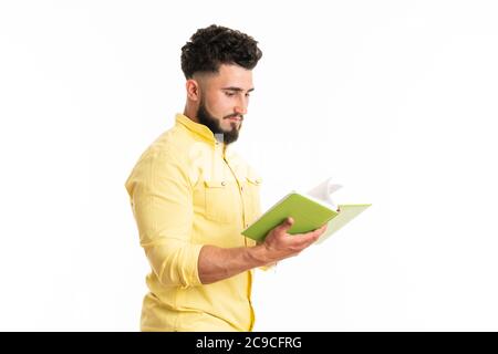 Photo de drôle beau gars tenant le livre vert favori des affaires motivation émotions positives Banque D'Images