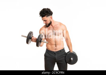 Jeune homme musclé à barbe, pompant des biceps isolés sur du blanc Banque D'Images