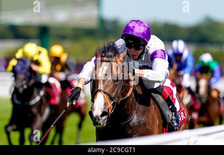 La suprématie est criée par le jockey Adam Kirby sur leur chemin pour gagner les enjeux de Richmond au Qatar pendant le troisième jour du festival de Goodwood à l'hippodrome de Goodwood, Chichester. Banque D'Images