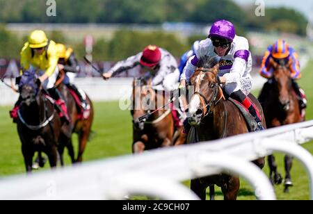 La suprématie est criée par le jockey Adam Kirby (deuxième à droite) sur leur chemin pour gagner les enjeux de Richmond au Qatar pendant le troisième jour du festival de Goodwood à l'hippodrome de Goodwood, Chichester. Banque D'Images