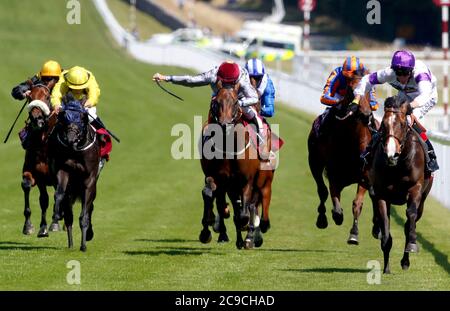 La suprématie est criée par le jockey Adam Kirby (à droite) sur leur chemin pour gagner les enjeux de Richmond au Qatar pendant le troisième jour du festival de Goodwood à l'hippodrome de Goodwood, Chichester. Banque D'Images