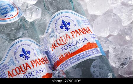 POZNAN, POL - JUL 02, 2020 : bouteilles d'Acqua Panna, une marque italienne d'eau en bouteille et l'une des plus grandes marques d'eau en bouteille au monde Banque D'Images