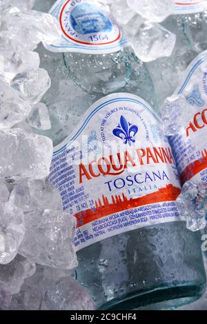 POZNAN, POL - JUL 02, 2020 : bouteilles d'Acqua Panna, une marque italienne d'eau en bouteille et l'une des plus grandes marques d'eau en bouteille au monde Banque D'Images