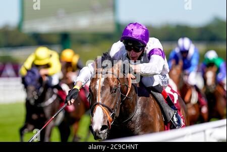 La suprématie est criée par le jockey Adam Kirby sur leur chemin pour gagner les enjeux de Richmond au Qatar pendant le troisième jour du festival de Goodwood à l'hippodrome de Goodwood, Chichester. Banque D'Images