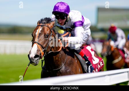 La suprématie du jockey Adam Kirby remporte les enjeux de Richmond au Qatar pendant la troisième journée du festival Goodwood à l'hippodrome de Goodwood, Chichester. Banque D'Images