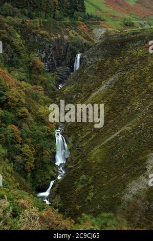 Ffrwd Fawr et la prochaine automne sur l'Afon Twymyn. Banque D'Images