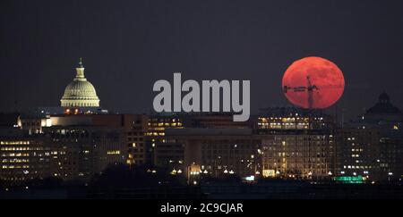 WASHINGTON DC, États-Unis - 03 décembre 2017 - la Lune est vue telle qu'elle s'élève, dimanche 3 décembre 2017 à Washington. La pleine Lune d'aujourd'hui est la première des trois inconvénients Banque D'Images