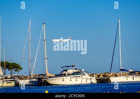 Cagnes-sur-mer, France 24.07.2020. Vol en avion au-dessus de la mer avec des yachts. Photo de haute qualité Banque D'Images