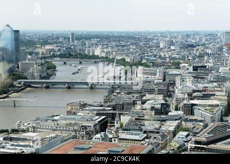 Photo aérienne de Londres avec la Tamise, le pont du millénaire, le pont du chemin de fer de Blackfriars, le pont de Waterloo, les ponts Hungerford et Golden Jubilee. Banque D'Images