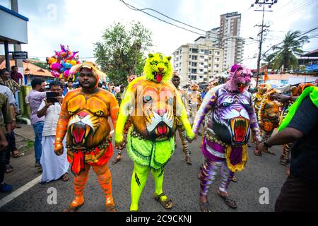 pulikkkali, pilikali ou artistes de danse tigre des rues de thrissur, kerala, inde pendant la célébration d'onam Banque D'Images