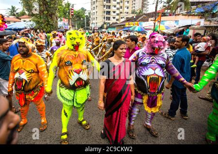 pulikkkali, pilikali ou artistes de danse tigre des rues de thrissur, kerala, inde pendant la célébration d'onam Banque D'Images