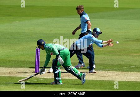 Le capitaine d'Angleterre Eoin Morgan (à droite) s'encadre pendant la première journée internationale de la série royale de Londres à l'Ageas Bowl, Southampton. Banque D'Images