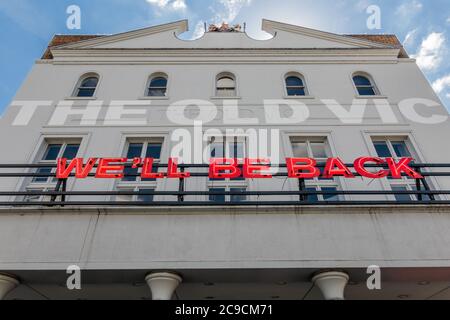 Londres, Royaume-Uni. 29 juillet 2020. Nous reviendrons, une promesse du Old Vic Theatre, qui reste fermé à la suite du coronavirus Lockdown. Cela malgré l'annonce par les gouvernements d'un programme de soutien aux arts. Tous les théâtres restent fermés sans aucune perspective de réouverture d'une manière financièrement viable, malgré l'assouplissement du verrouillage du coronavirus (COVID-19). Crédit : Guy Bell/Alay Live News Banque D'Images