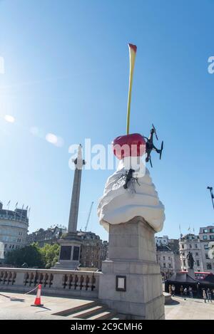 Londres, Royaume-Uni. 30 juillet 2020. Un tourbillon géant de réplique de crème fouettée, surmonté d'une cerise, d'une mouche et d'un drone, a été dévoilé aujourd'hui sur le 4e Plinth à Trafalgar Square, dans le centre de Londres.la sculpture de Heather Phillipson, intitulée THE END, devait être dévoilée le 26 mars mais retardée en raison de la crise de Covid-19. Son drone transmettra une alimentation en direct de la place qui peut être regardé sur un site Web dédié. Crédit : SOPA Images Limited/Alamy Live News Banque D'Images