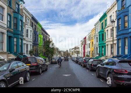 Rue résidentielle avec maisons colorées à Notting Hill, Londres, Royaume-Uni. Façades de maisons typiquement anglaises aux couleurs bleu, rose, jaune et blanc. PA britannique Banque D'Images