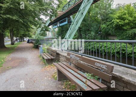 Chemin de fer suspendu à Wuppertal, en Allemagne, construit au-dessus de la rivière Wupper Banque D'Images