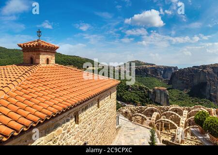 Monastères au sommet de la roche dans une belle journée d'été à Meteora, Grèce Banque D'Images