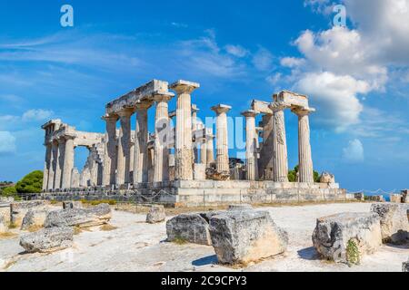 Temple d'Aphaia sur l'île d'Aegina en un jour d'été en Grèce Banque D'Images