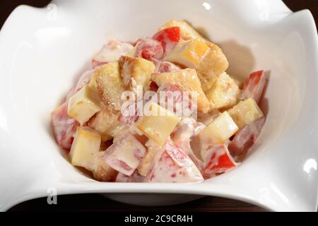 Salade servie au restaurant tomates pain frit et fromage assaisonné de mayonnaise, gros plan. Photos des menus du restaurant et du café Banque D'Images