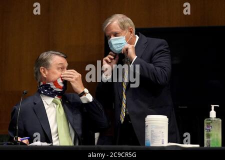 Washington, États-Unis. 30 juillet 2020. Le sénateur David Perdue, en Géorgie, parle au sénateur Lindsey Graham, en Caroline du Sud, avant une audience du Comité sénatorial des relations étrangères avec le secrétaire d'État Michael Pompeo lorsqu'il témoigne du budget 2021 du Département d'État, à Capitol Hill, à Washington, DC, le 30 juillet 2020. Photo par Greg Nash/UPI crédit: UPI/Alay Live News Banque D'Images