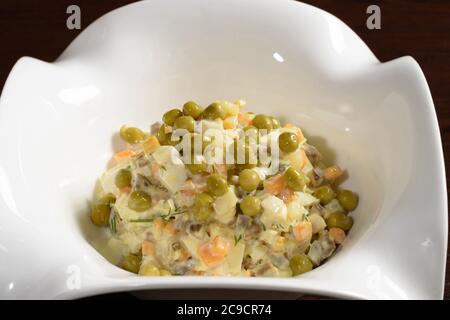 Salade Olivier servie dans un restaurant, gros plan. Photos des menus du restaurant et du café Banque D'Images