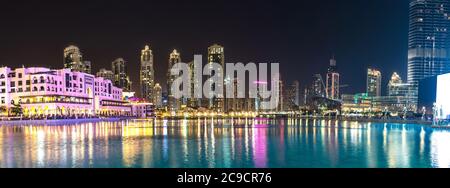 Panorama du centre-ville de Dubaï la nuit, le mois de novembre à Dubaï, Émirats arabes Unis Banque D'Images