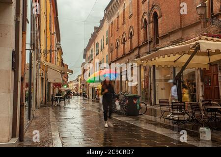 Vue évocatrice d'une rue dans le centre historique de Ferrara 2 Banque D'Images