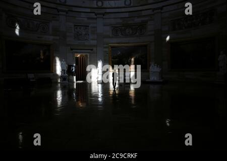 Washington, États-Unis. 30 juillet 2020. Une personne s'est promenée à l'intérieur de la rotonde du Capitole dans le capitole des États-Unis le 30 juillet 2020 à Washington, DC. (Photo d'Oliver Contreras/SIPA USA) Credit: SIPA USA/Alay Live News Banque D'Images