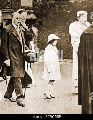 1er juillet 1934 pèlerinage aux cathédrales - le roi George et la reine Mary visitent l'abbaye de Westminster le jour de l'ouverture. Le couple royal montrait son soutien à l'événement en faveur de l'aide aux chômeurs dans les régions en difficulté de la Grande-Bretagne en assistant à un service spécial. L'idée était celle du doyen de Canterbury. Les personnes présentes (les pèlerins) ont payé deux shillings et une sixpence à donner à l'organisme de bienfaisance pour des billets pour voir les cathédrales. Banque D'Images