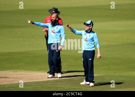 Le capitaine d'Angleterre Eoin Morgan (à droite) et Moeen Ali lors de la première journée internationale de la série royale de Londres au Ageas Bowl, à Southampton. Banque D'Images