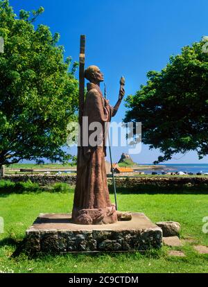 Statue moderne de St Aidan avec halo de croix celtique et torche, église Sainte Marie la Vierge, île Sainte, Lindisfarne, Berwick on Tweed, Northum Banque D'Images
