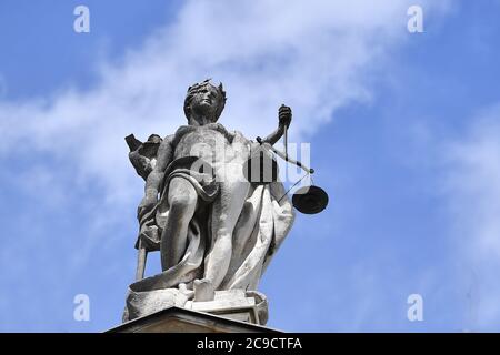 Sculpture de Justitia au Palais de Justice de Prielmayerstrasse à Munich le 29 juillet 2020. | utilisation dans le monde entier Banque D'Images