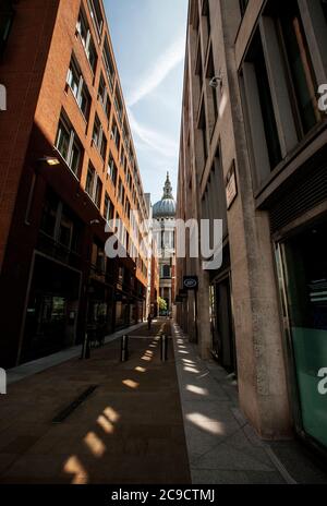 Vue vers l'allée de la cathédrale Saint-Paul et la cathédrale Saint-Paul ROYAUME-UNI Banque D'Images