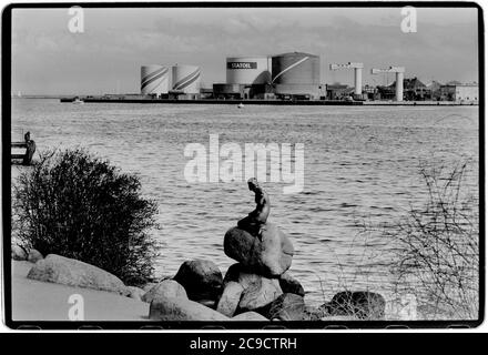 Statue de la petite Sirène Copenhague Danemark 1996. La petite Sirène (danoise : den lille Havfrue) est une statue de bronze d'Edvard Eriksen, représentant une sirène devenant humaine. La sculpture est exposée sur un rocher au bord de l'eau à la promenade Langelinie à Copenhague, au Danemark.[a] elle mesure 1.25 mètres (4.1 pi) de hauteur[2] et pèse 175 kilogrammes (385 lb).[3] basé sur le conte de fées de 1837 du même nom de l'auteur danois Hans Christian Andersen, La petite et imposante statue est une icône de Copenhague et est une attraction touristique majeure depuis son dévoilement en 1913. Au cours des dernières décennies, il est devenu un pape Banque D'Images