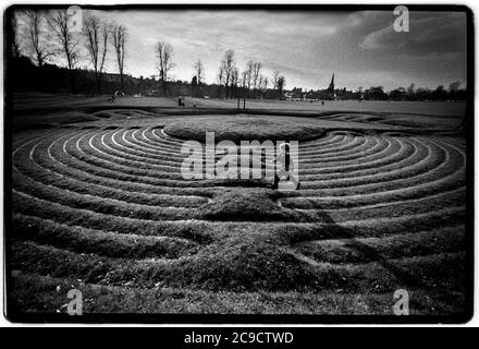 Le safran Walden Turf Maze sur le safran Walden Common Essex Angleterre Royaume-Uni 1998 Jacob Harris, le fils des photographes, tourne autour du Turf Maze sur le commun. Le Turf Maze est le plus grand du Royaume-Uni. Banque D'Images