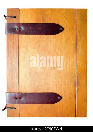 Couverture de livre en bois avec charnières en cuir sur un fond blanc isolé avec un chemin d'écrêtage Banque D'Images