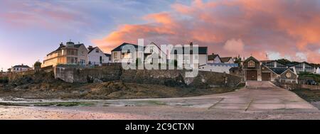 La station de canot de sauvetage Appledore et l'ancienne maison personnalisée côte à côte donnent sur l'estuaire de la rivière Torridge à Appledore, dans le nord du Devon. Banque D'Images